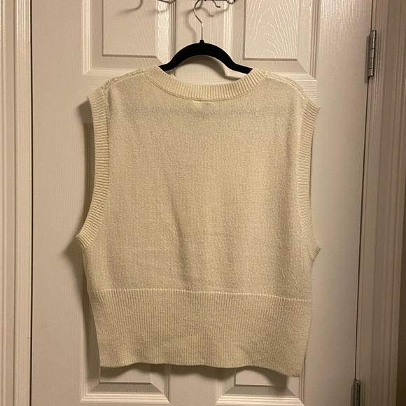 H&M white cable knit sweater vest - Picture 4 of 4